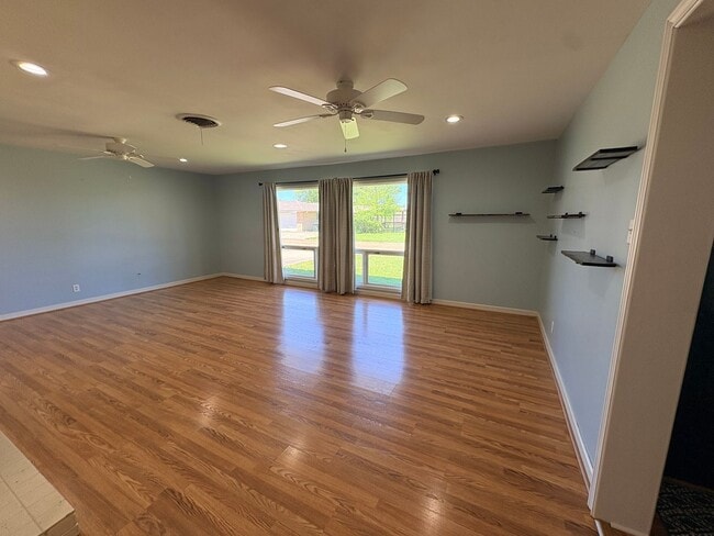 Building Photo - 901 Fair Oaks Ln