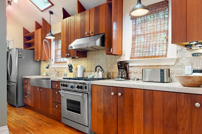 Building Photo - 1011 Howe St