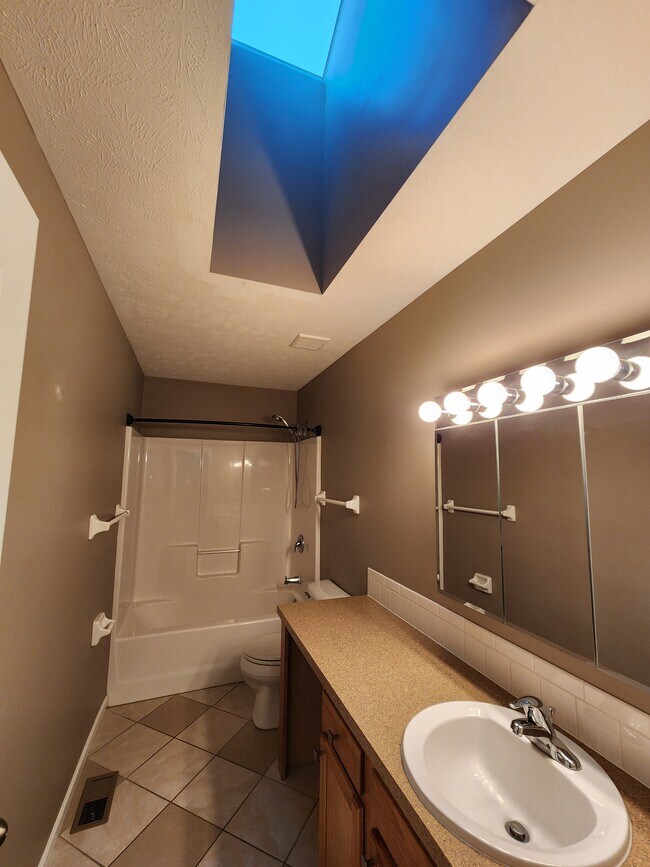 Building Photo - 5716 Hascall St