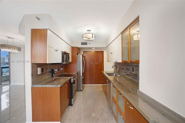 Building Photo - 3500 Mystic Pointe Dr