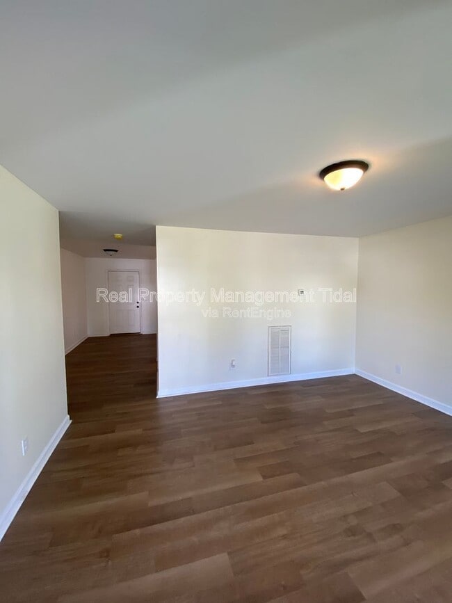 Building Photo - 726 19th St