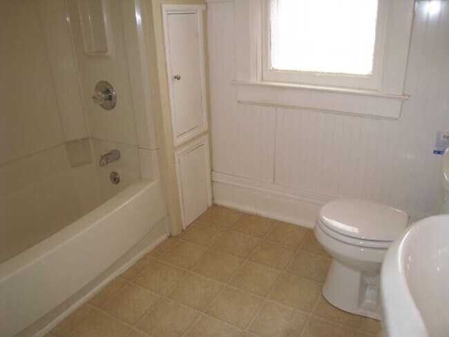 Building Photo - 3 BR Home with Natural Light, Covered Porches & Bonus Sunroom