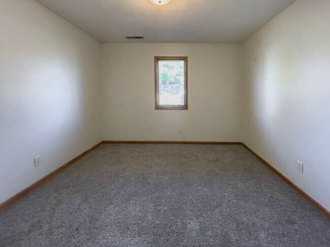 Building Photo - In-Unit Washer and Dryer - Walk the river ...