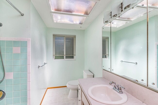 Building Photo - 3bd/2.5ba Bellevue House