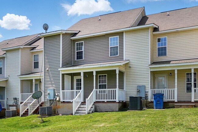 Building Photo - GREAT TOWNHOME- Come see it today!