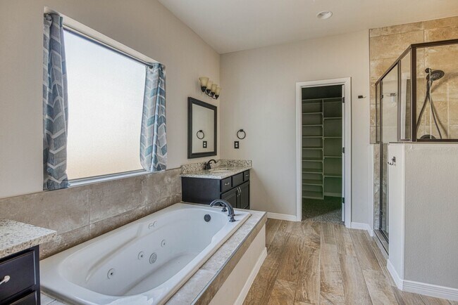 Building Photo - Beautiful East side House