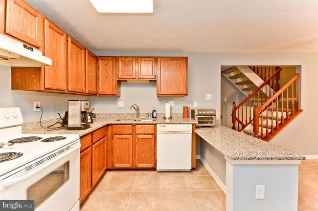 Building Photo - 9505 Baroness Ct