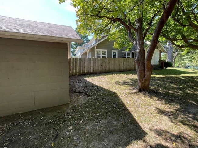 Building Photo - Charming 3 bedroom, 1.5 bathroom home in I...