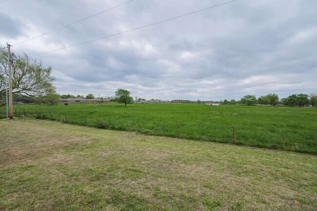 Building Photo - Like New Beautiful 3/2 Home in Gentry
