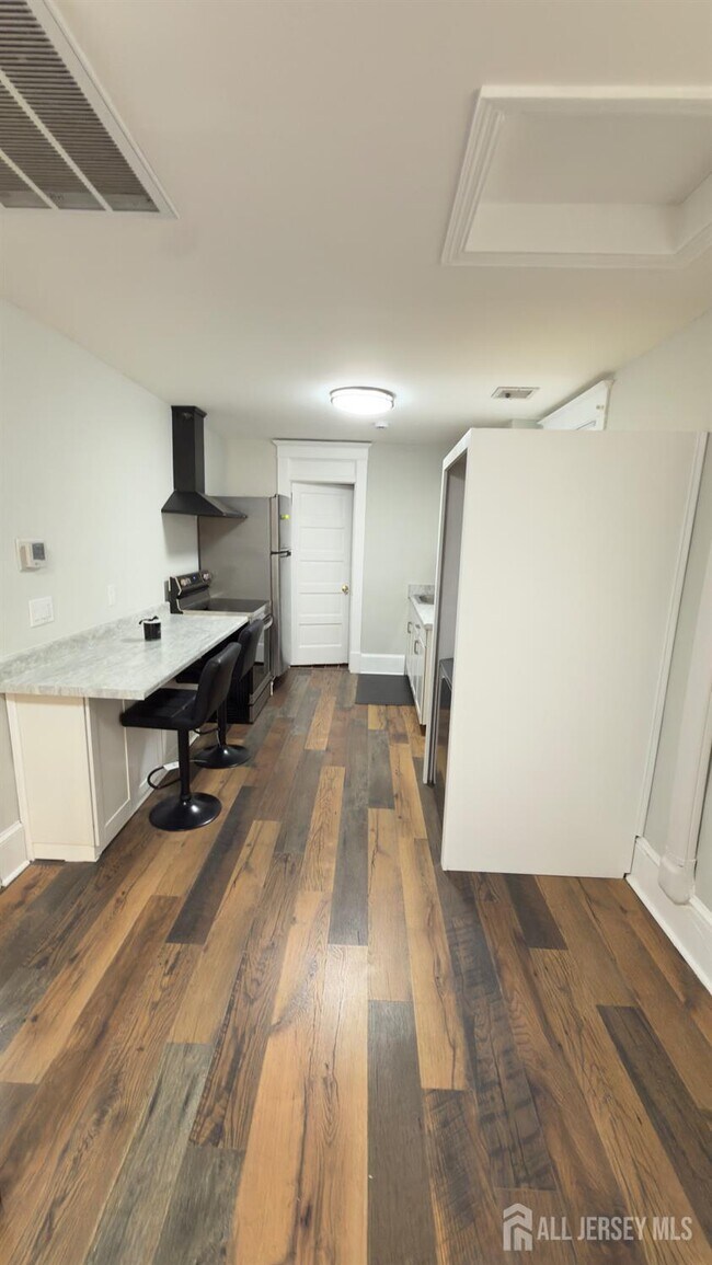 Building Photo - 55 Suydam St