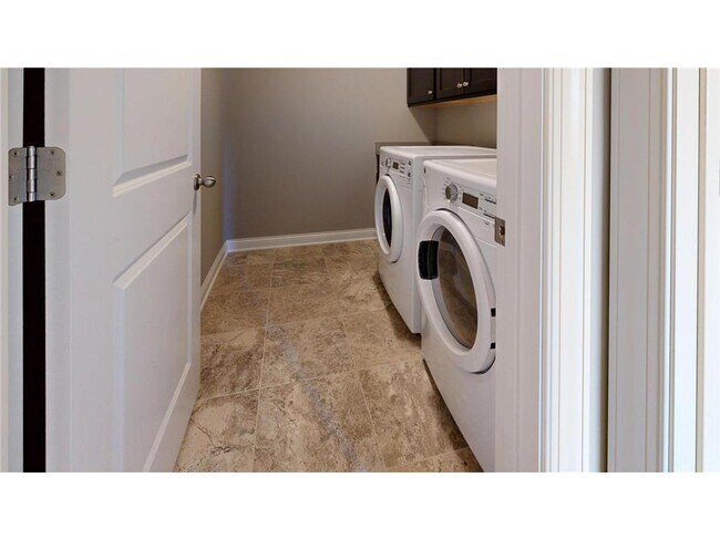 Building Photo - 5585 Orchard Cove