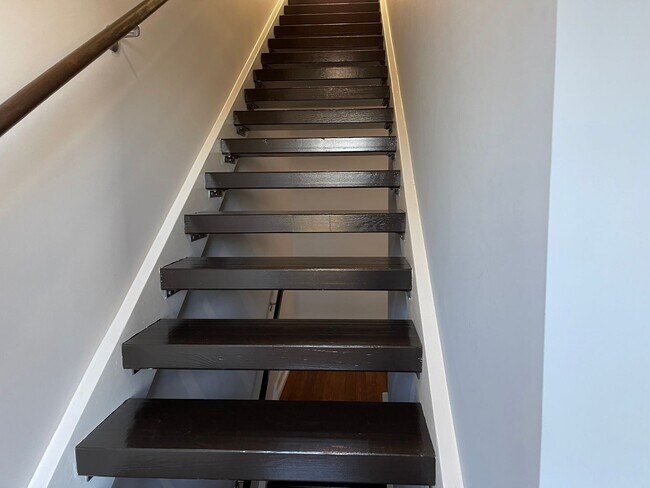 Building Photo - Contemporary Townhome East side of Downtow...