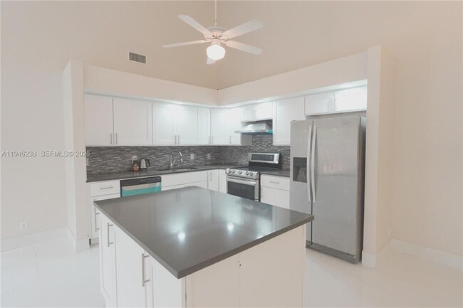 Building Photo - 518 NE 48th St