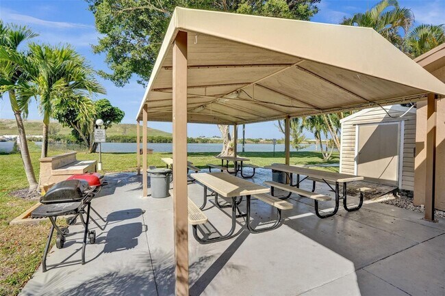 Building Photo - 4570 NW 18th Ave