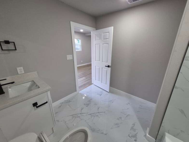 Building Photo - 2209 Gano St