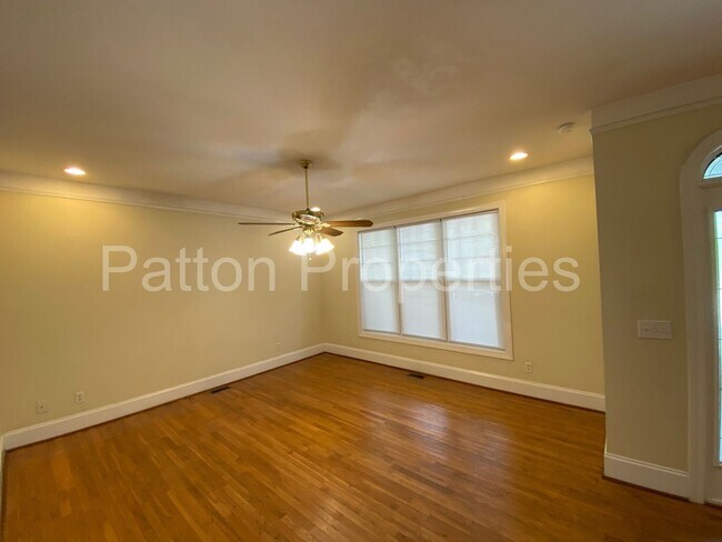 Building Photo - 323 S Pickens St