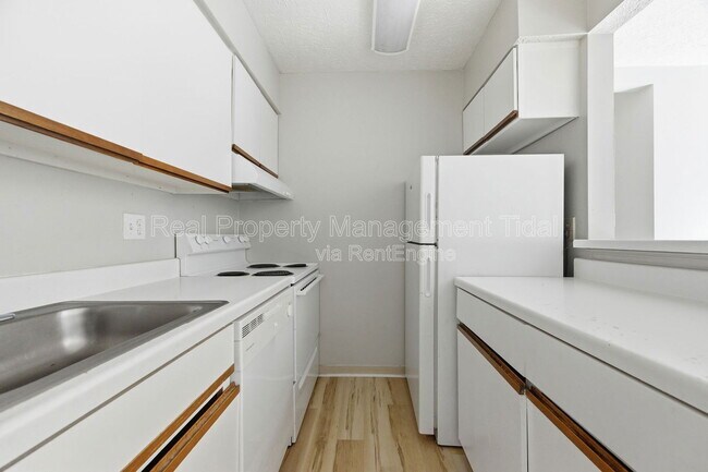 Building Photo - 302 Wells Ct