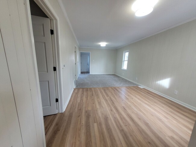 Building Photo - 2 Bedroom Rental Home with mudroom and spa...