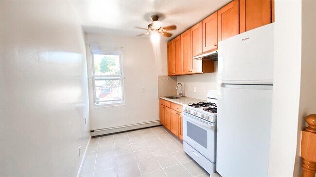 Building Photo - 160-11 72nd Ave
