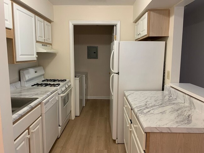 Building Photo - 1 BR, 1 BA Condo-3rd floor *Fresh paint throughout! * Easy to clean flooring only one year old. P...