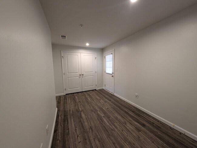 Building Photo - Pristine Townhome located in the North End Commons Community!