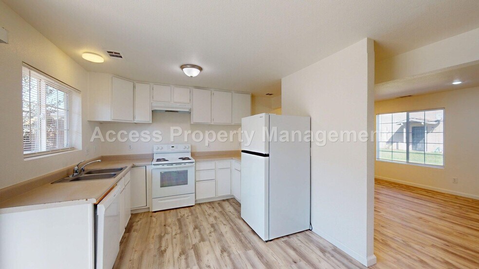 Building Photo - 1050 N Denair Ave