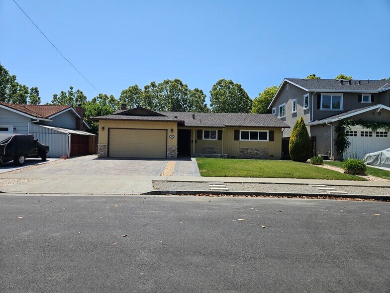 Primary Photo - 1661 Arbor Dr