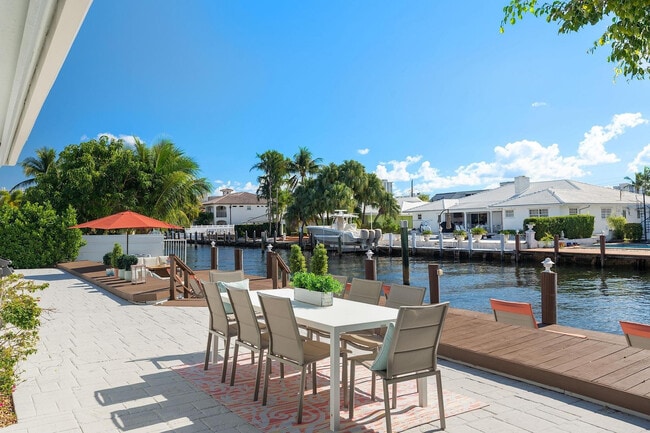 Building Photo - 3050 NE 43rd St