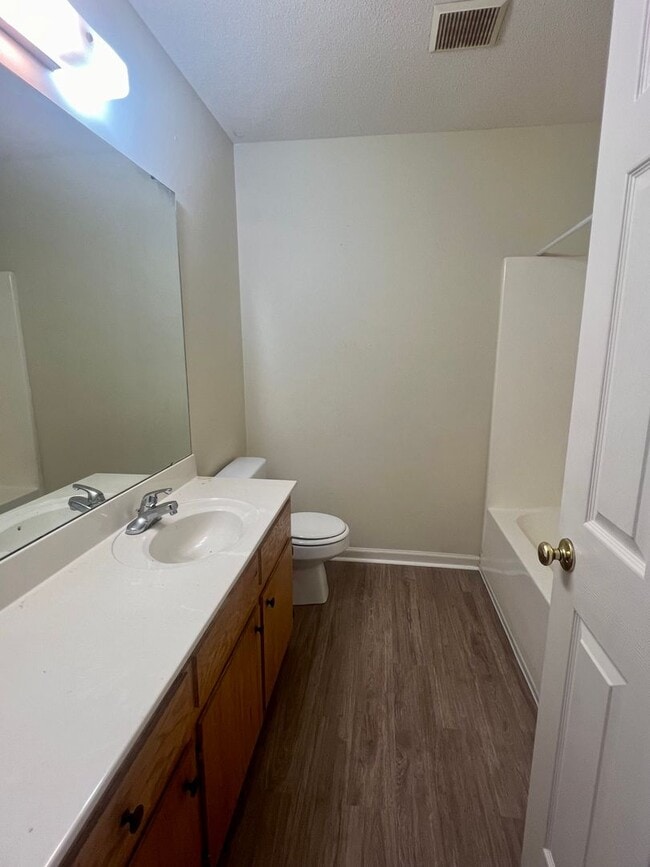 Building Photo - Two bedroom, 1.5 townhouse in Graham (Park Place Apts)