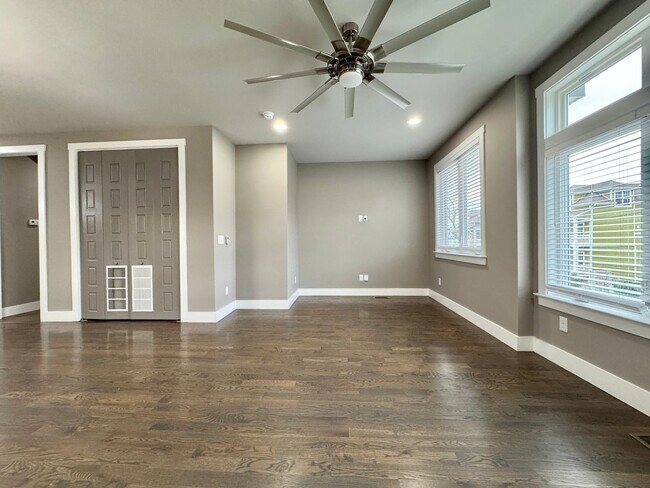 Building Photo - 3 Bed, 3.5 Bath Home w/ 2 Car Garage and Lake Views