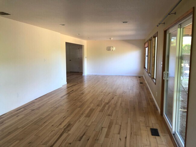 Building Photo - Live in Comfort and Style in the Heart of Corvallis!