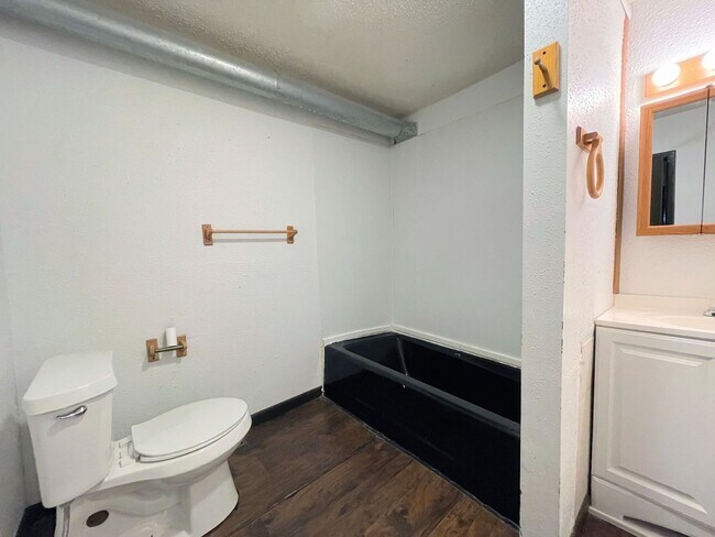 Building Photo - 3 Bed, 2 Bath in South Hutchinson