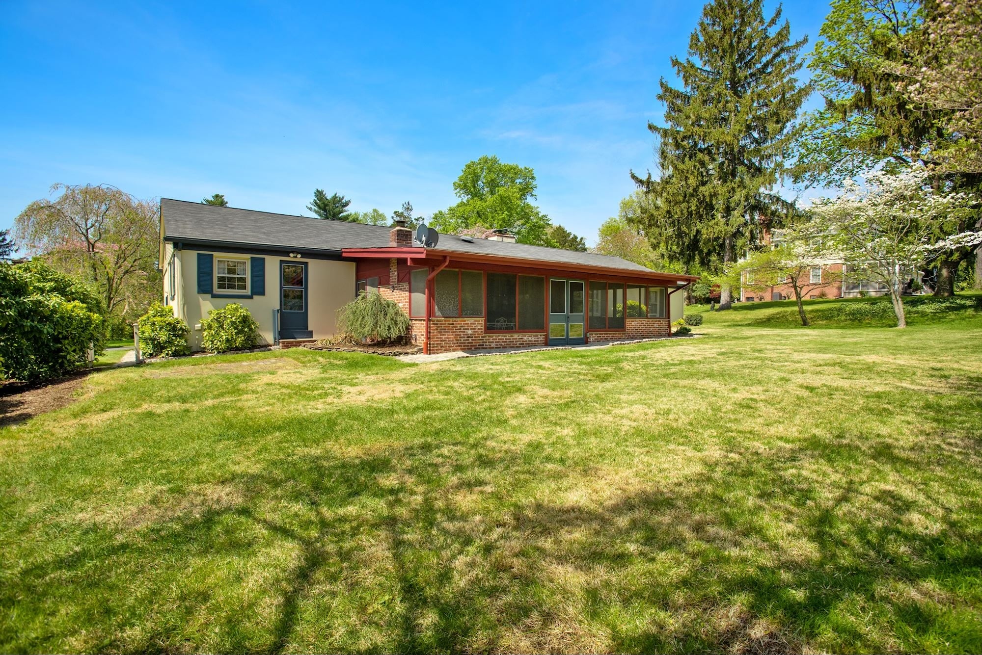 Building Photo - 231 Colonial Ave