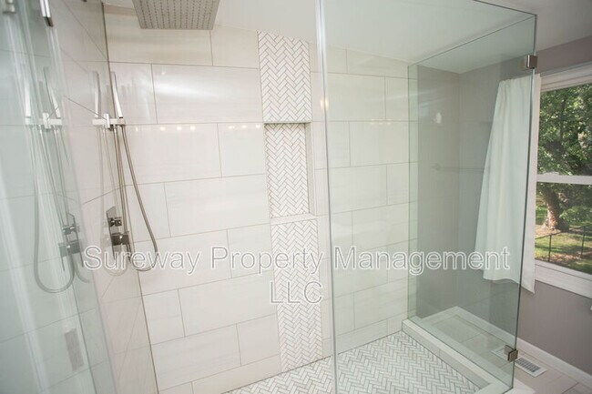 Building Photo - 220 N Locust Ave