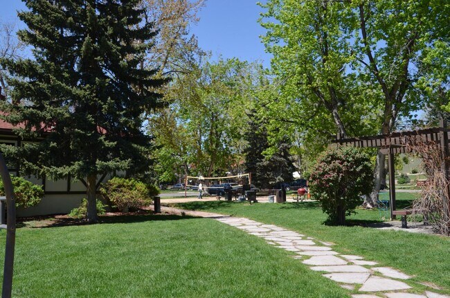 Building Photo - Updated 2 Bed/1 Bath Apartment in Desirable, Quiet Neighborhood