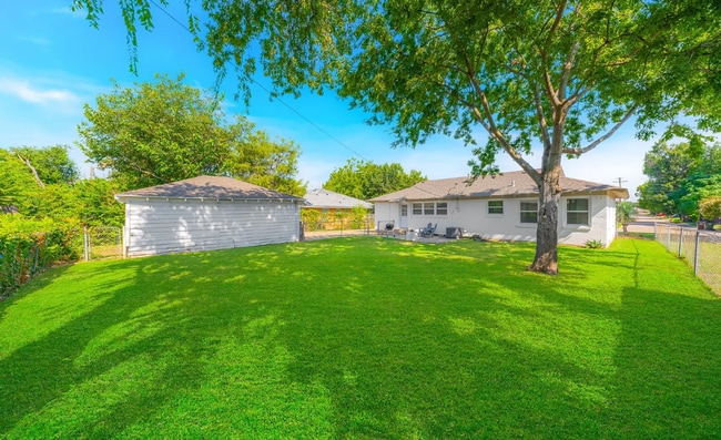 Building Photo - 3 Bedroom home in highly desireable area