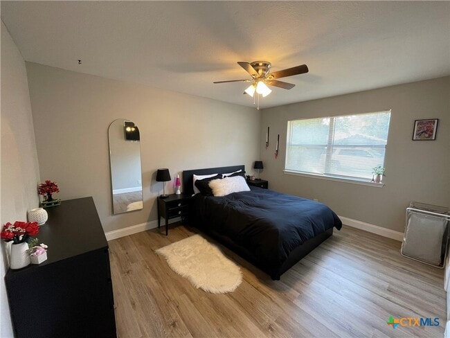 Building Photo - 127 Sioux Cir