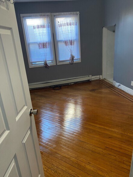 Building Photo - 421 Halsted St