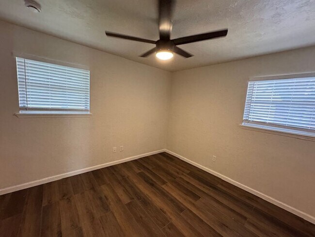Building Photo - Stunning and trendy 3 bed 2 bath 2 car gar...