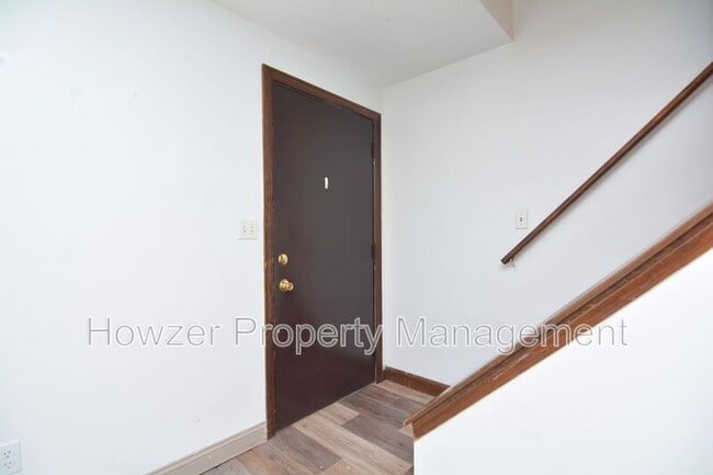 Building Photo - 76 Maple St