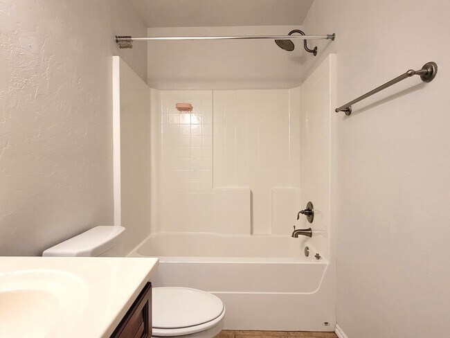 Building Photo - Introducing a charming 3-bedroom, 2-bathroom house located in the desirable area of Edmond, OK.