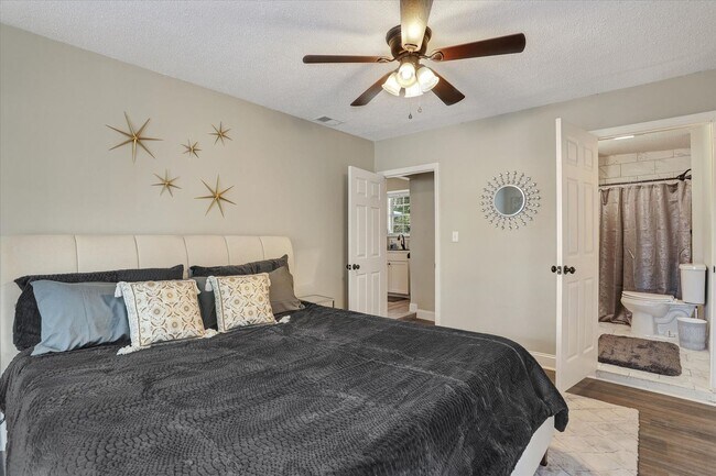 Building Photo - Furnished 4 Bedroom, 2 Bath Brick Home in Savannah