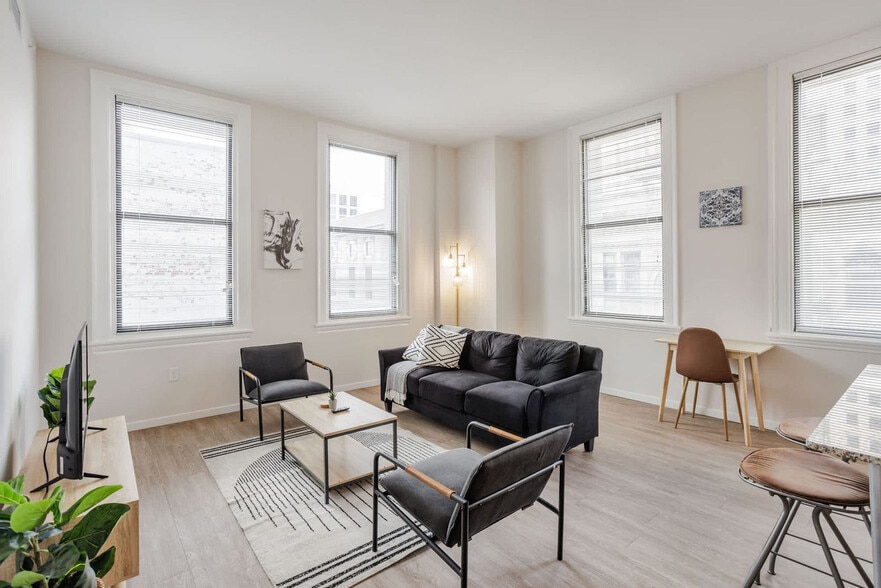 Building Photo - 1 W 4th St