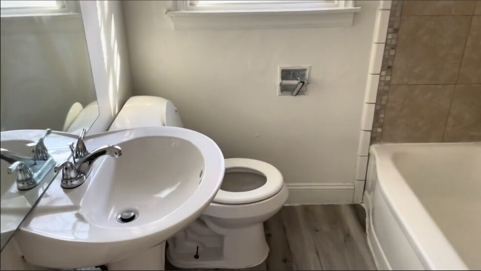 Building Photo - 4014 E Woodrow Pl