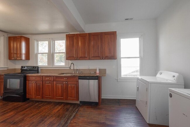 Building Photo - 1323 Columbia St