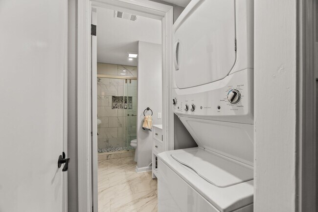 Building Photo - 2 or 3 Bedroom Renovated Mid-Town Charmer