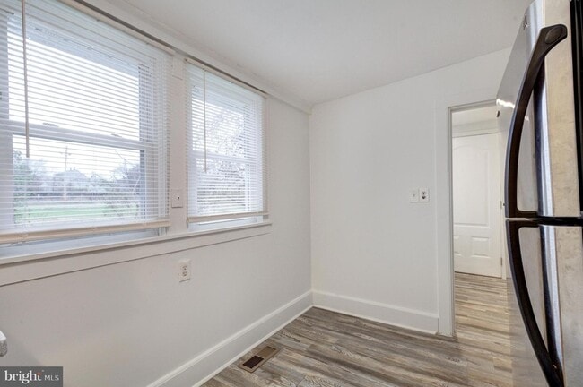 Building Photo - 27 E Bel Air Ave