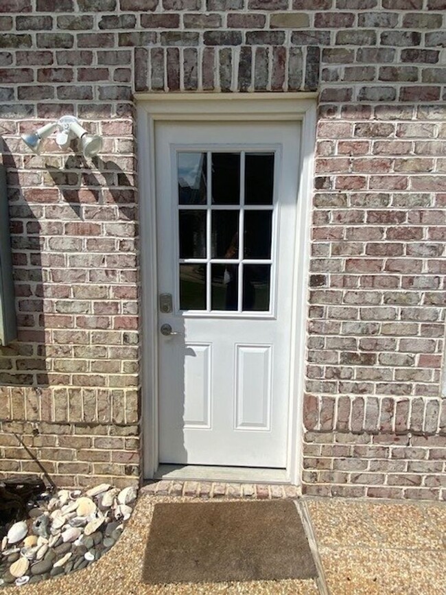 Building Photo - Nicely furnished garage apartment in gated...