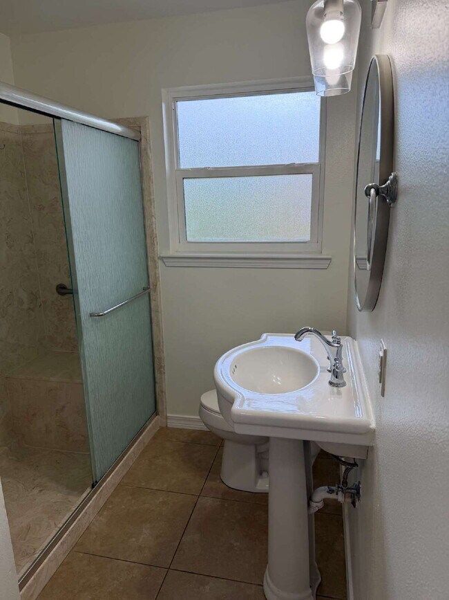 Building Photo - "Charming 3-Bedroom Gem with Granite Touches in Fort Walton Beach"