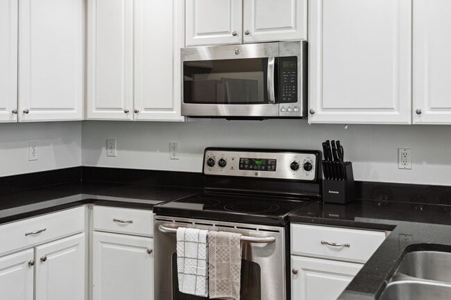 Building Photo - Fully Furnished 2BR Condo with Designer Touches in Shelmore Village